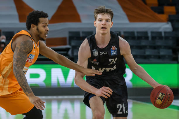 教练不仅承 教练不仅承